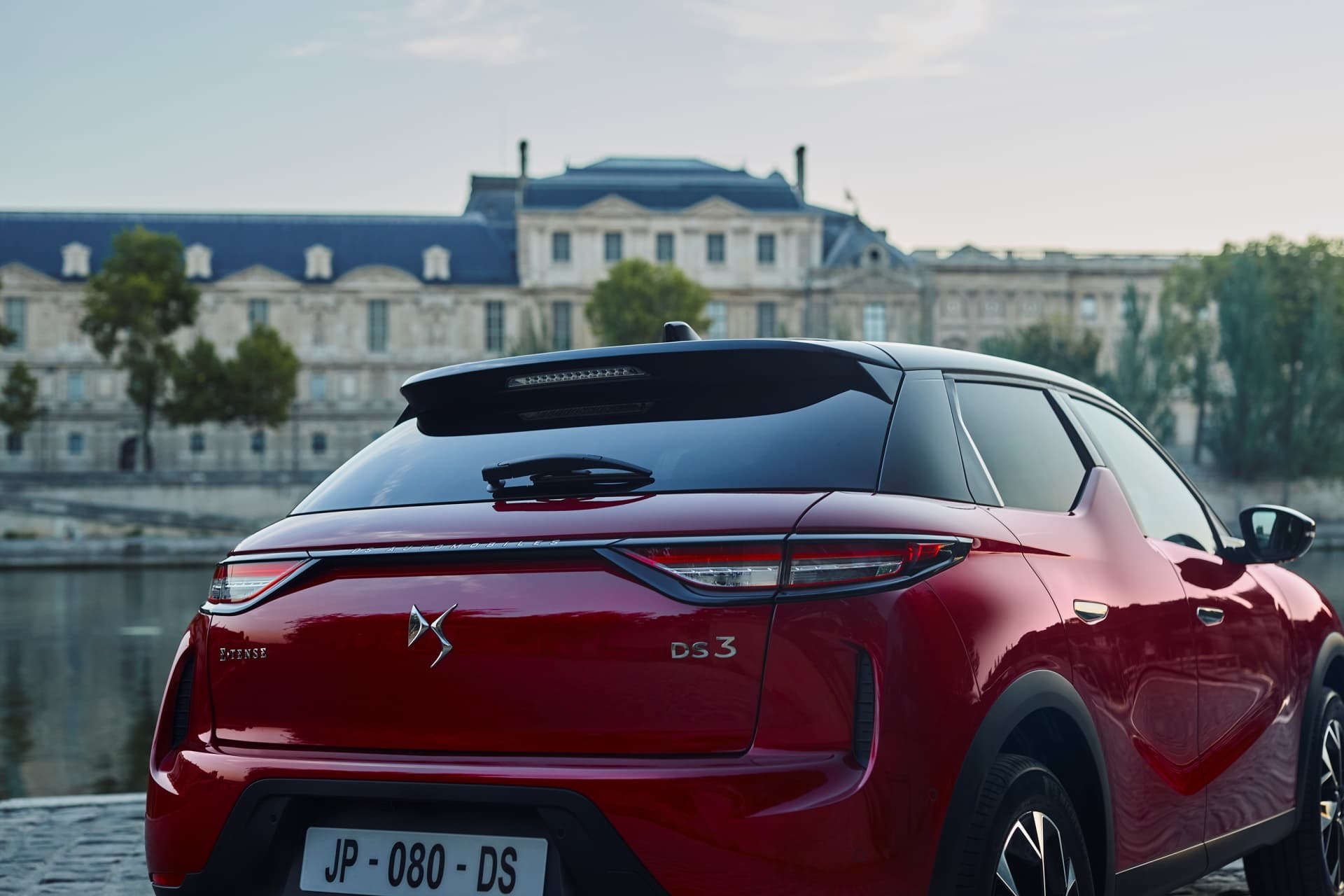 Vista trasera y lateral del DS 3, mostrando su línea deportiva y diseño vanguardista.