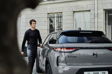 Elegante DS 3 mostrando su línea trasera y lateral en entorno urbano