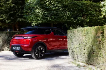 Vista trasera y lateral del DS 3, destacando su diseño y acabados.