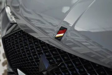 Vista cercana del emblema DS en la parrilla delantera del DS 3.