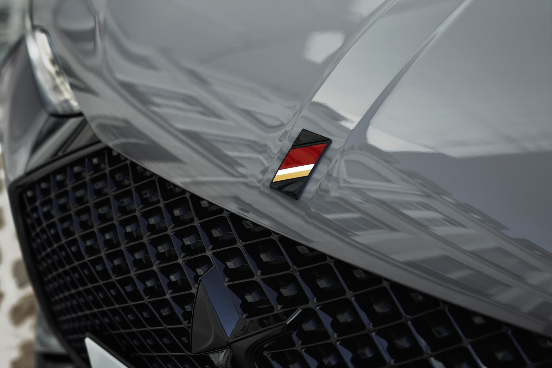 Vista cercana del emblema DS en la parrilla delantera del DS 3.