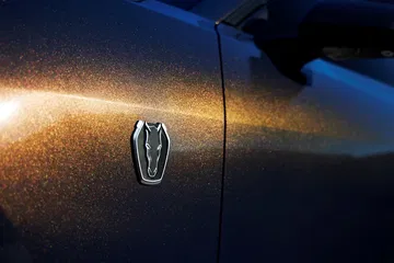 Vista de detalle del emblema del Mustang en la aleta lateral.