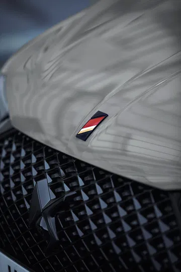 Vista del emblema distintivo en la rejilla del DS 3, detalle elegante y contemporáneo.