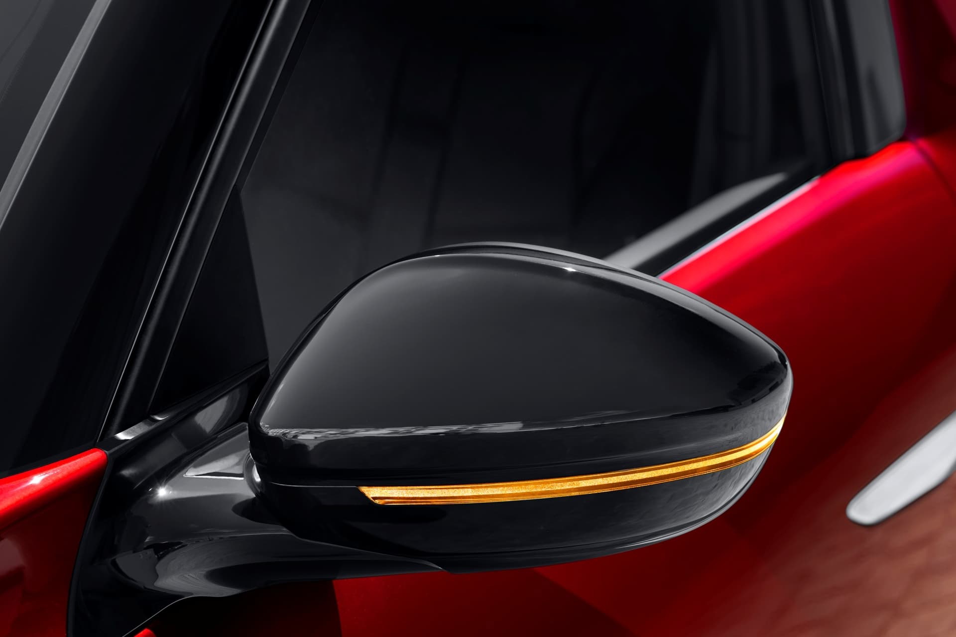 Espejo retrovisor lateral del DS 3 con detalle dorado.