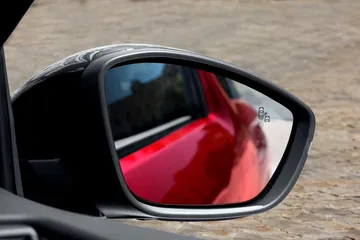 Vista del espejo lateral del DS 3, resaltando su diseño aerodinámico.