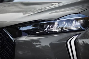 Primer plano del faro delantero del DS 3, mostrando detalle de iluminación LED.