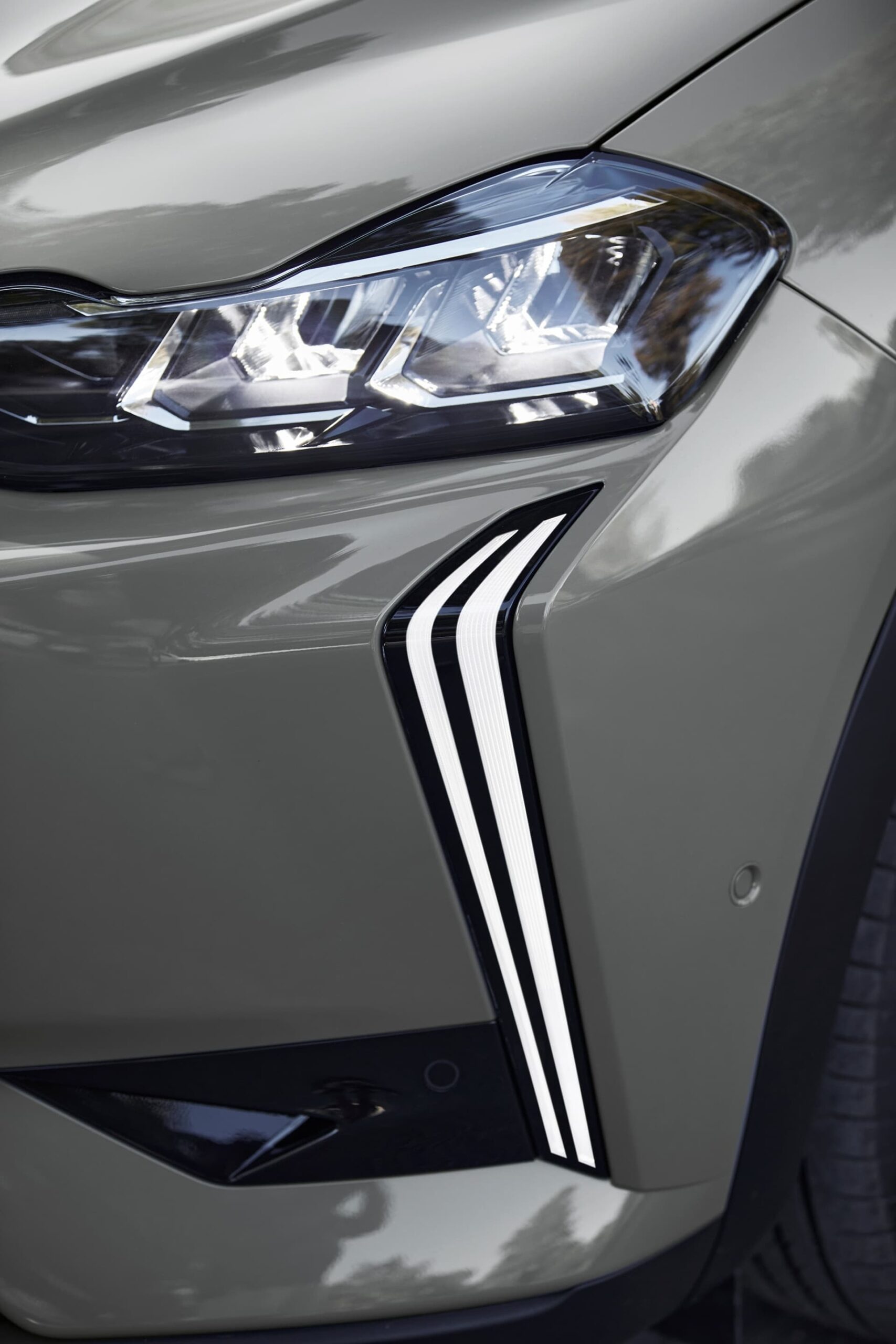 Vista de detalle del faro LED de un DS 3, enfatizando su diseño y tecnología.