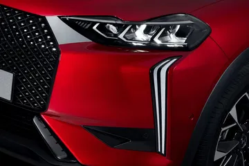 Primer plano del faro LED del DS 3, destacando su diseño vanguardista