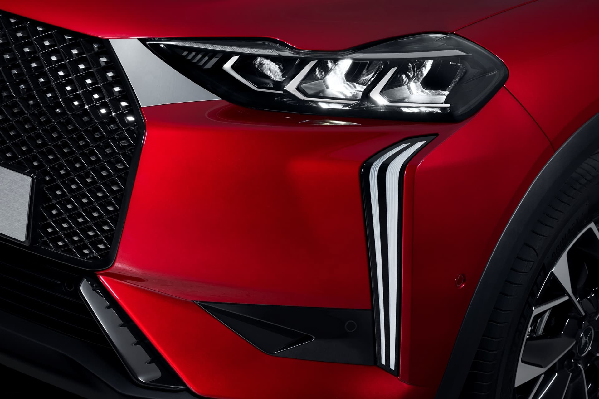 Primer plano del faro LED del DS 3, destacando su diseño vanguardista