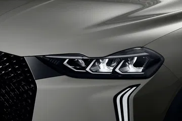 Vista detallada del diseño de faros LED del DS 3, realzando su moderna firma lumínica.