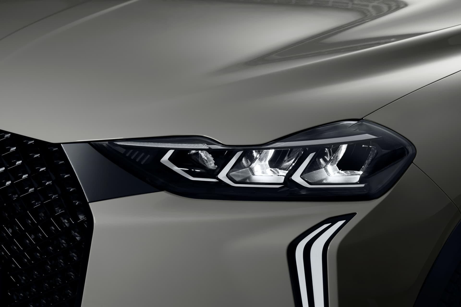 Vista detallada del diseño de faros LED del DS 3, realzando su moderna firma lumínica.