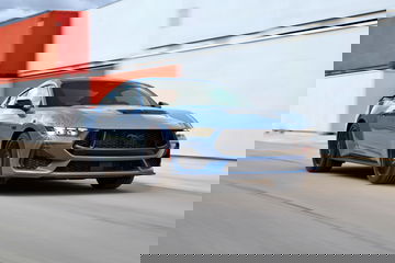 Vista angular delantera que muestra la musculosa estampa del Ford Mustang.