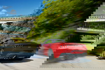 Ford Mustang en movimiento destacando su diseño trasero y lateral.