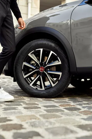 Vista cercana de la llanta de aleación con diseño exclusivo del DS 3.