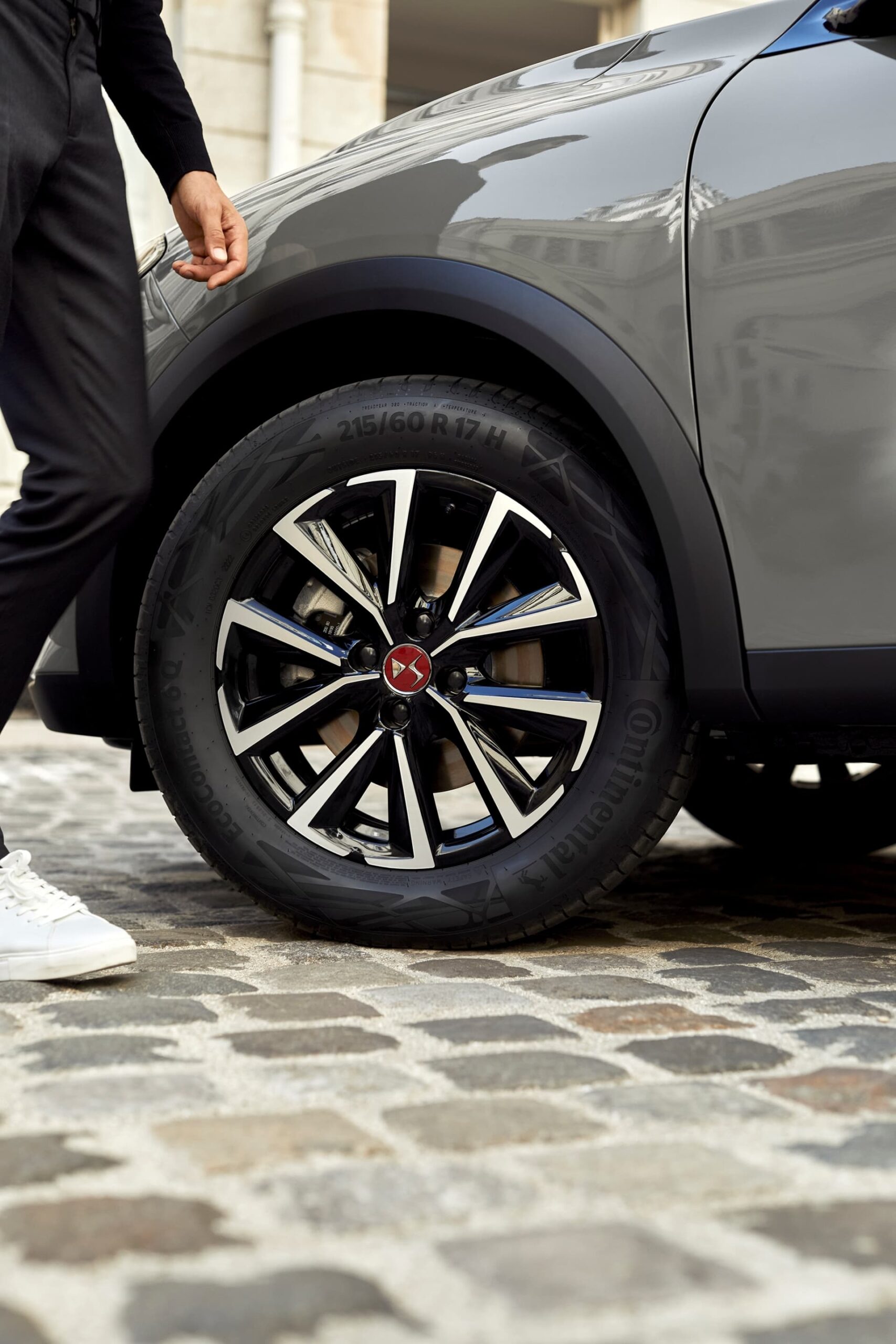 Vista cercana de la llanta de aleación con diseño exclusivo del DS 3.