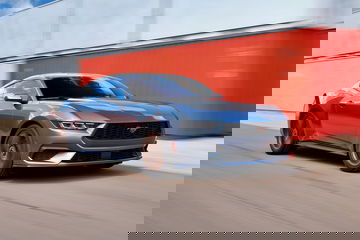 Vista dinámica lateral de un Ford Mustang en color azul.