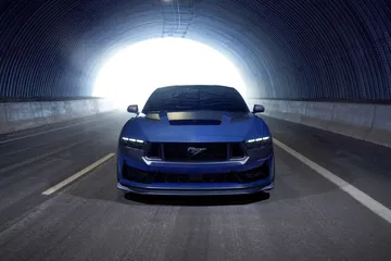 Ford Mustang mostrando su poderosa delantera en un túnel iluminado