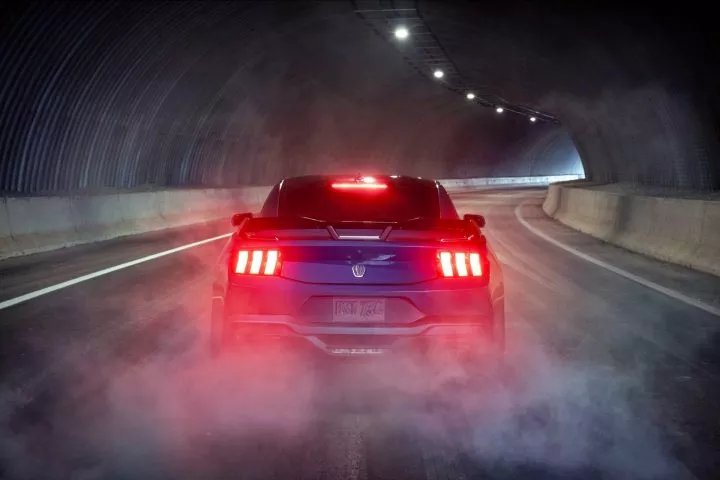 Mustang mostrando su distintiva iluminación trasera en ambiente nocturno.