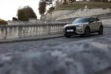 Nuevo DS 3 en entorno urbano, destacando su diseño delantero y lateral.