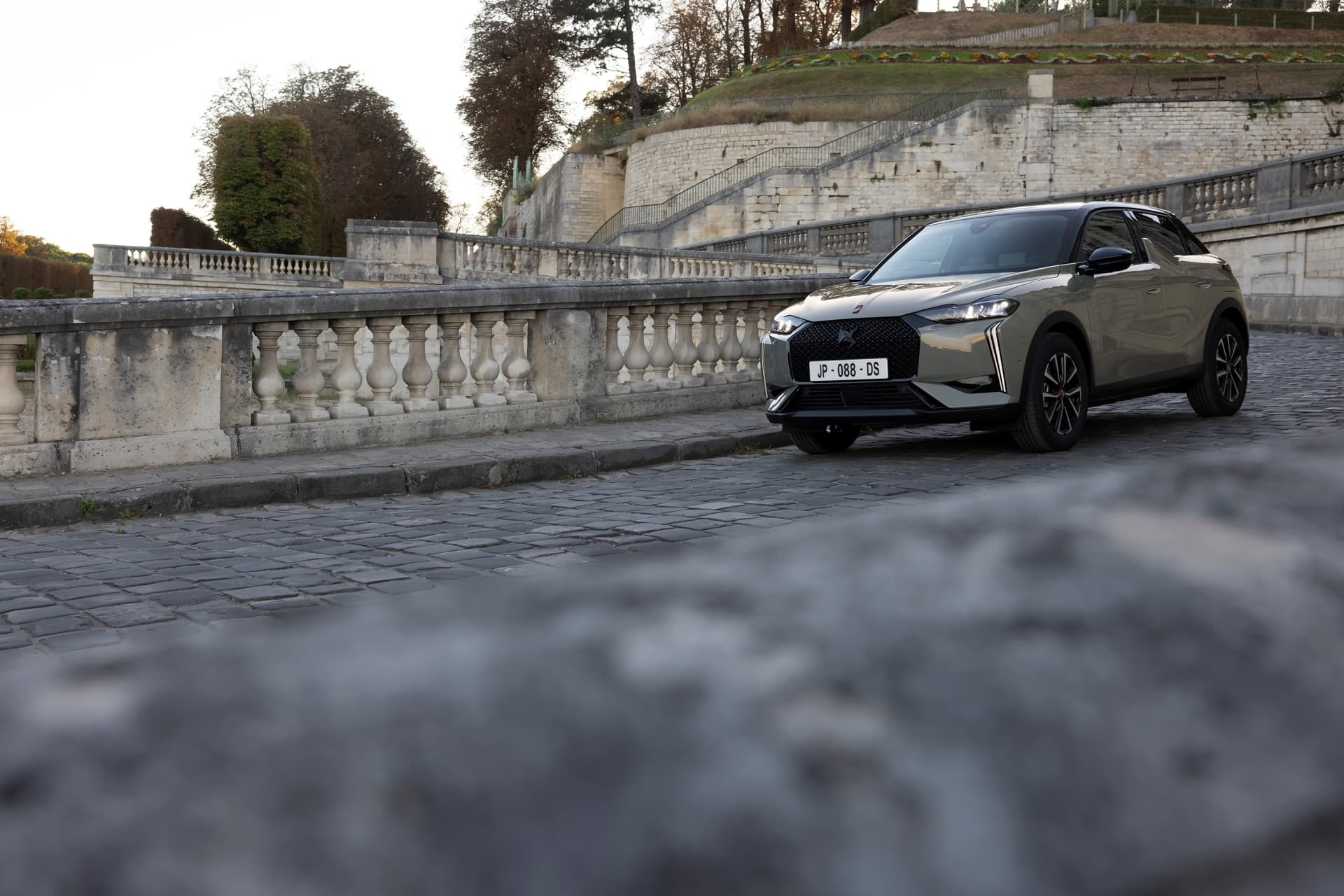 Nuevo DS 3 en entorno urbano, destacando su diseño delantero y lateral.
