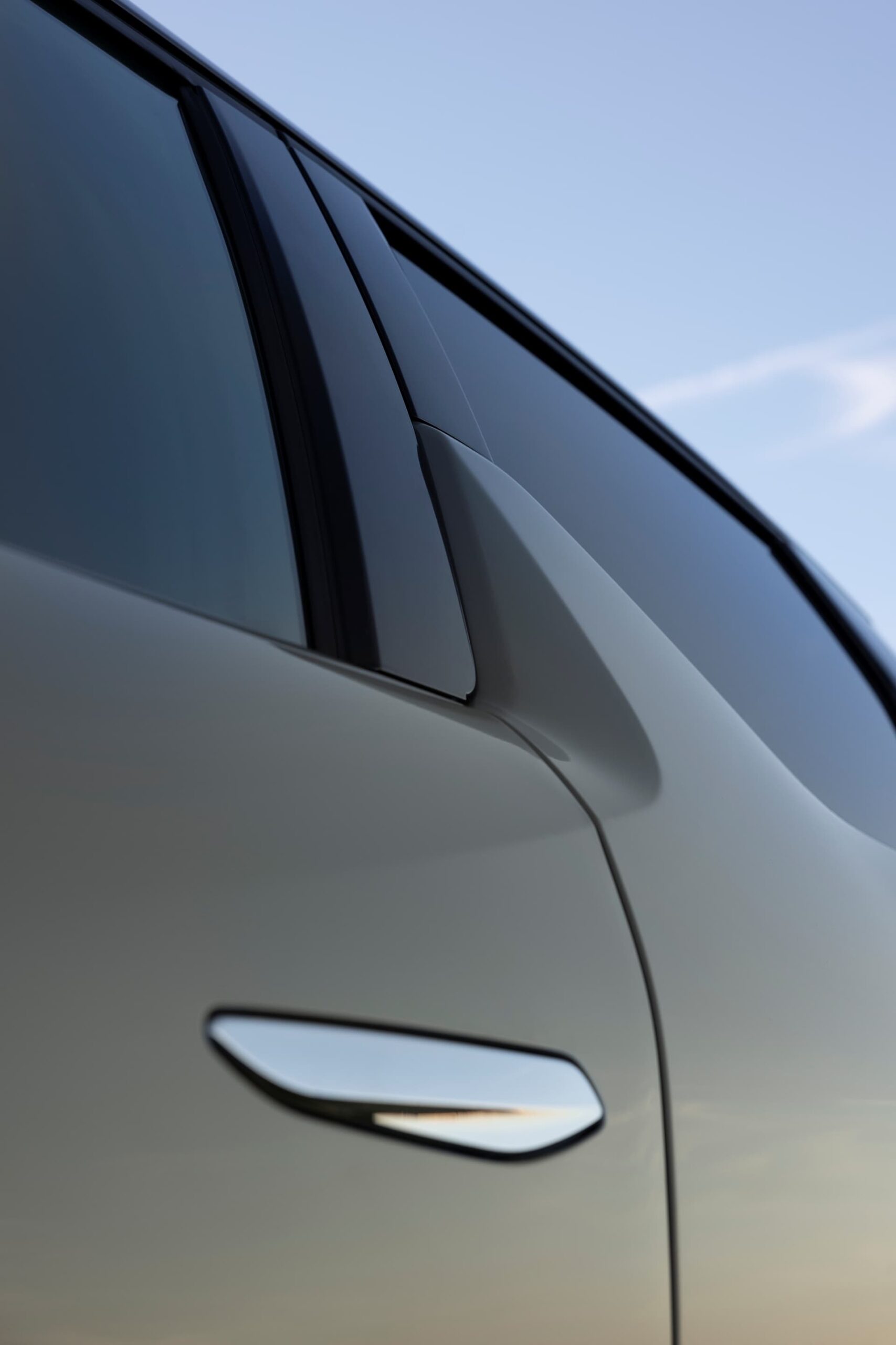 Vista perfilada del DS 3 resaltando líneas y acabado de carrocería.