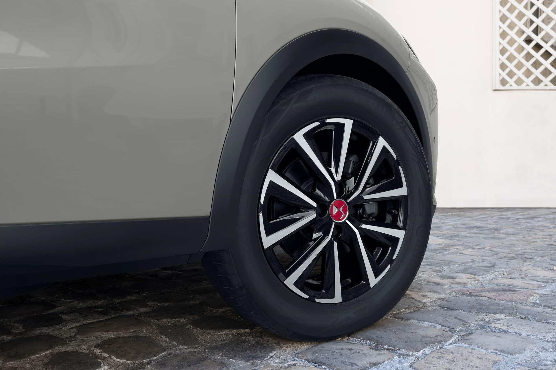 Primer plano de la llanta de aleación del DS 3, destacando su diseño.