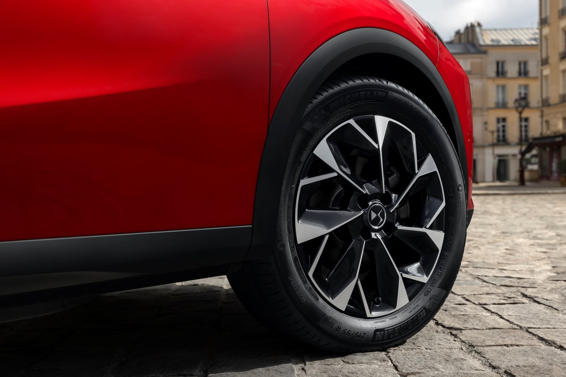 Vista detallada de la impresionante llanta con diseño exclusivo del DS 3.