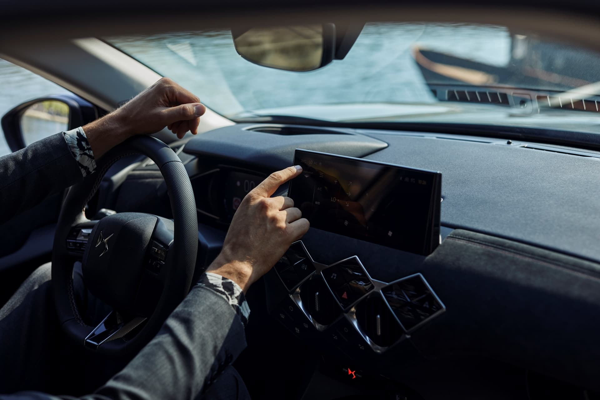 Conductor al volante del DS 3 con vista de la instrumentación y parte del salpicadero.