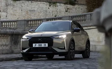 Vista frontal del DS 3 mostrando su diseño de luces y parrilla característicos.