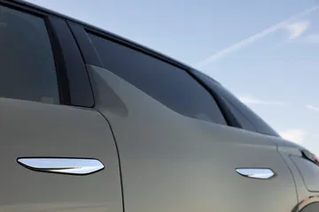 Vista en ángulo de la carrocería elegante del DS 3.