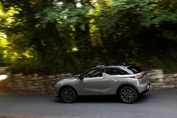 Vista lateral del DS 3 en movimiento mostrando líneas dinámicas.