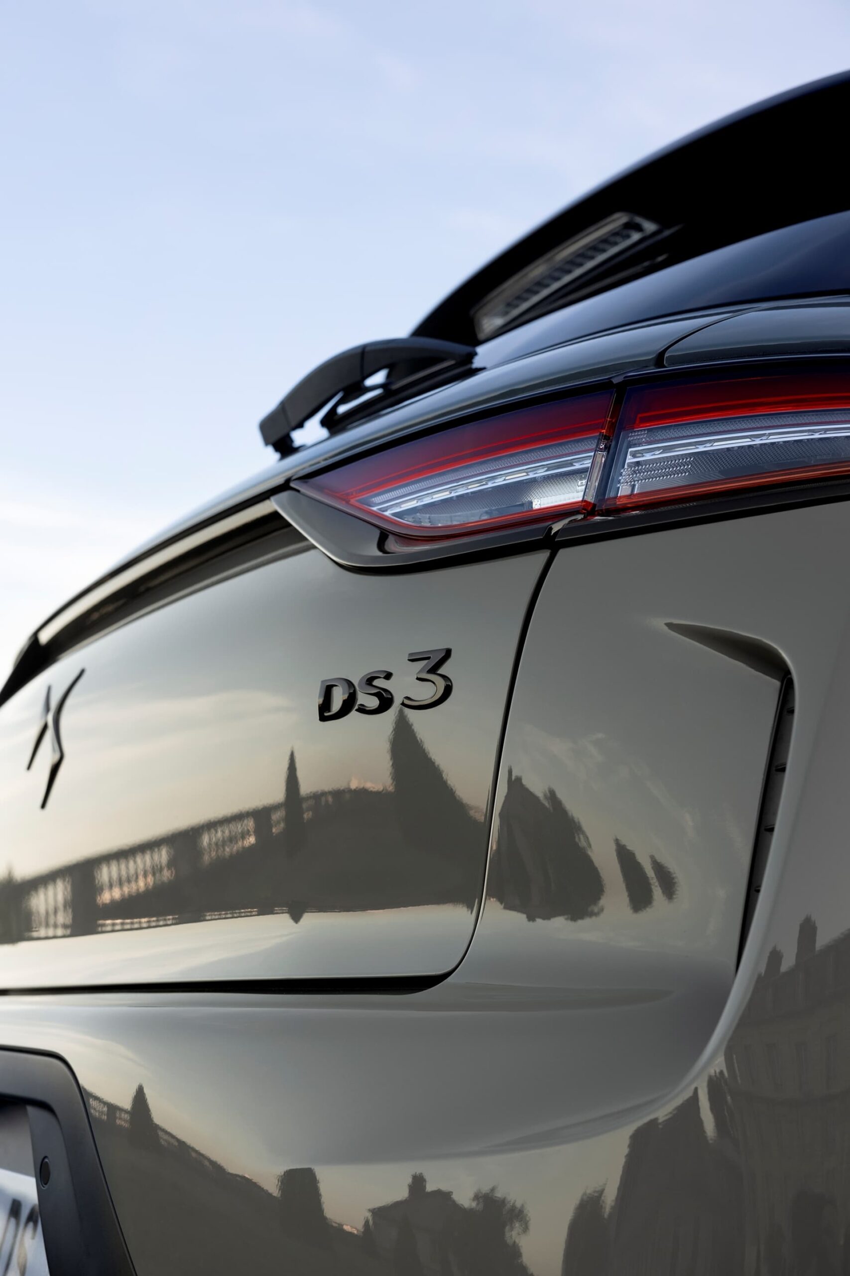 Línea lateral del DS 3 con enfoque en su distintivo logo.