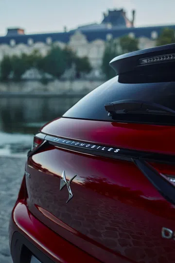 Vista trasera enfocada en distintivos y diseño de luces del DS 3.