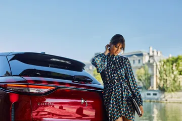 Vista completa de la parte trasera del DS 3, destacando sus innovadoras luces LED.