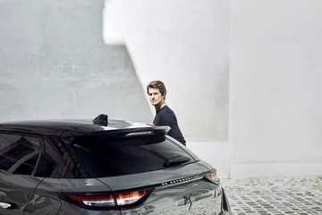 Visión trasera del DS 3 con alerón prominente y diseño de techo atractivo.