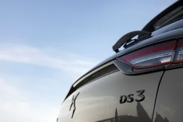 Elegante silueta trasera lateral del DS 3, destacando su diseño distintivo.