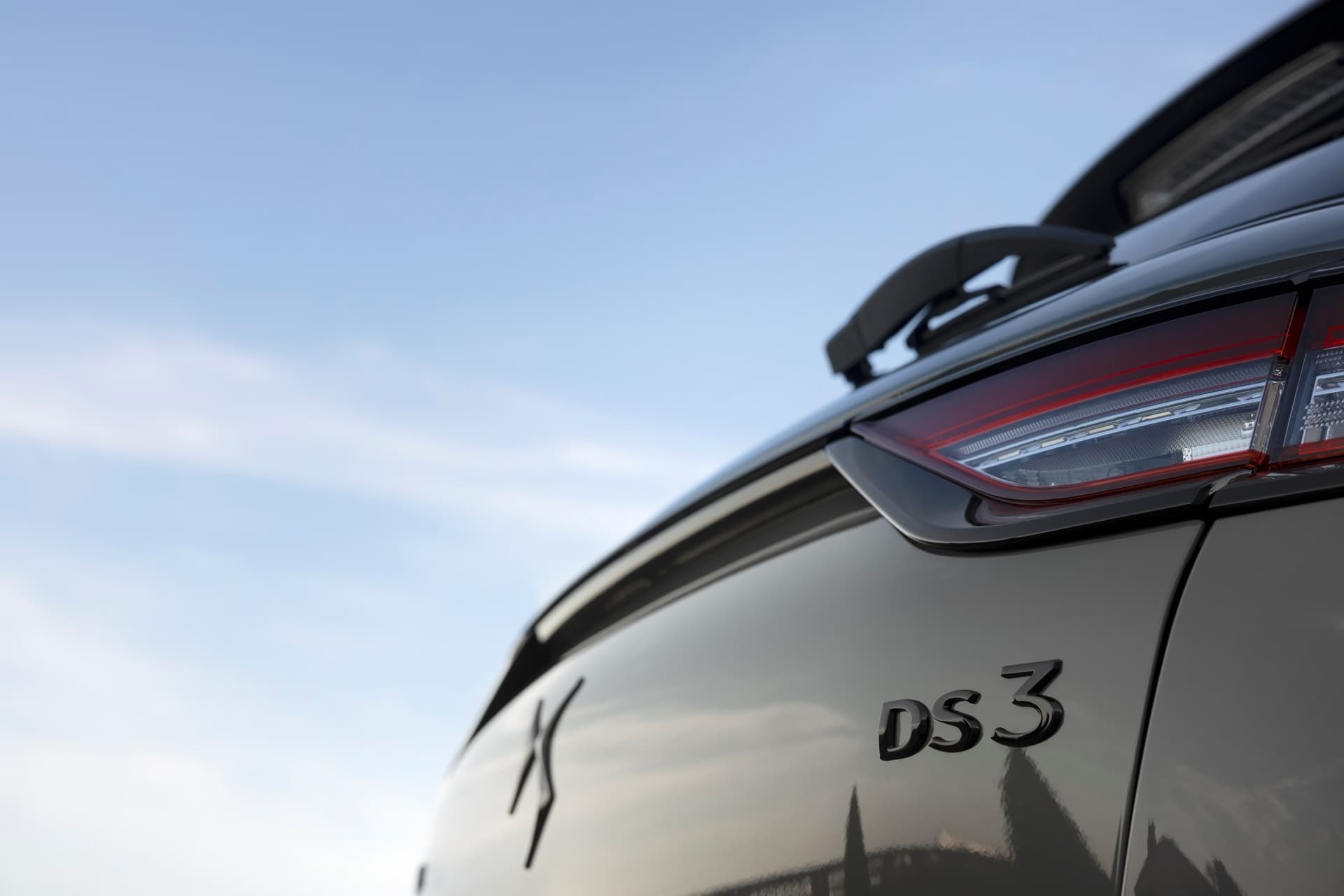 Elegante silueta trasera lateral del DS 3, destacando su diseño distintivo.