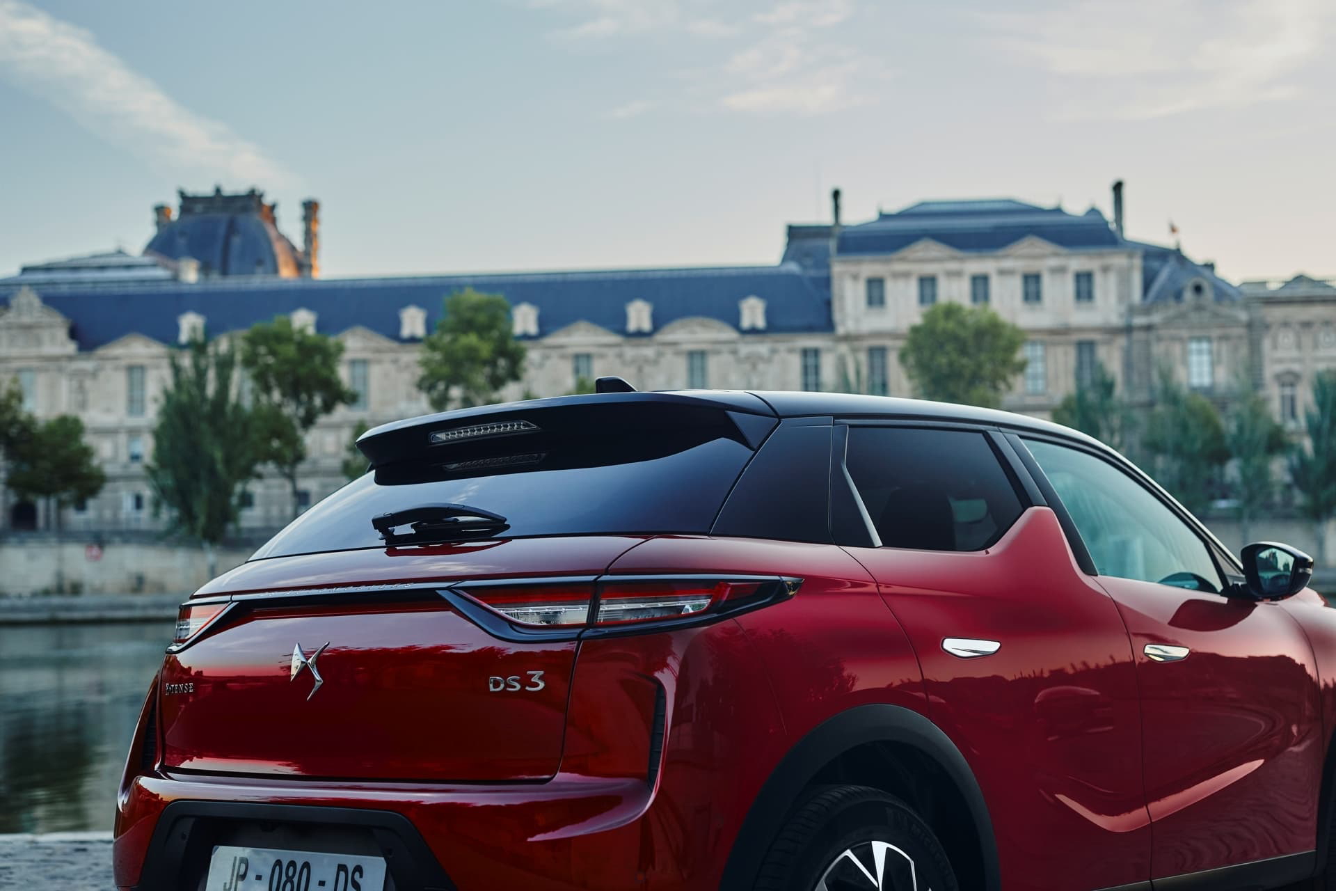 Vista trasera y lateral del DS 3, destacando su elegante diseño y líneas.