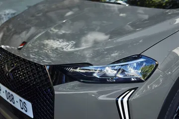 Vista frontal del DS 3 destacando su distintiva parrilla y faros LED.