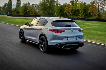 Alfa Romeo Giulia Stelvio 2023 21
