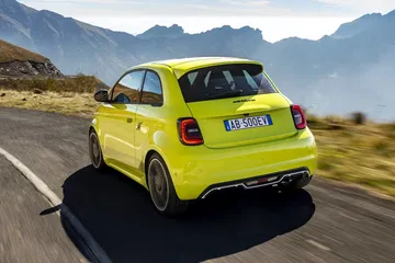 Abarth 500e 2023 08
