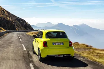 Abarth 500e 2023 09
