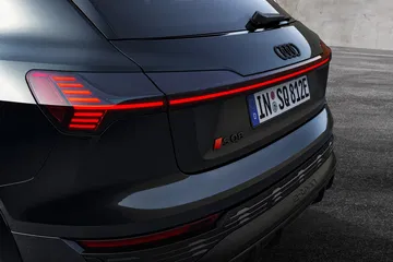 Vista detallada de la parte trasera del Audi Q8 e-tron, destacando luces y diseño.