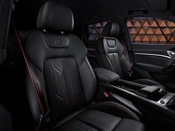 Vista detallada de los asientos de cuero con costuras premium del Audi Q8 e-tron.