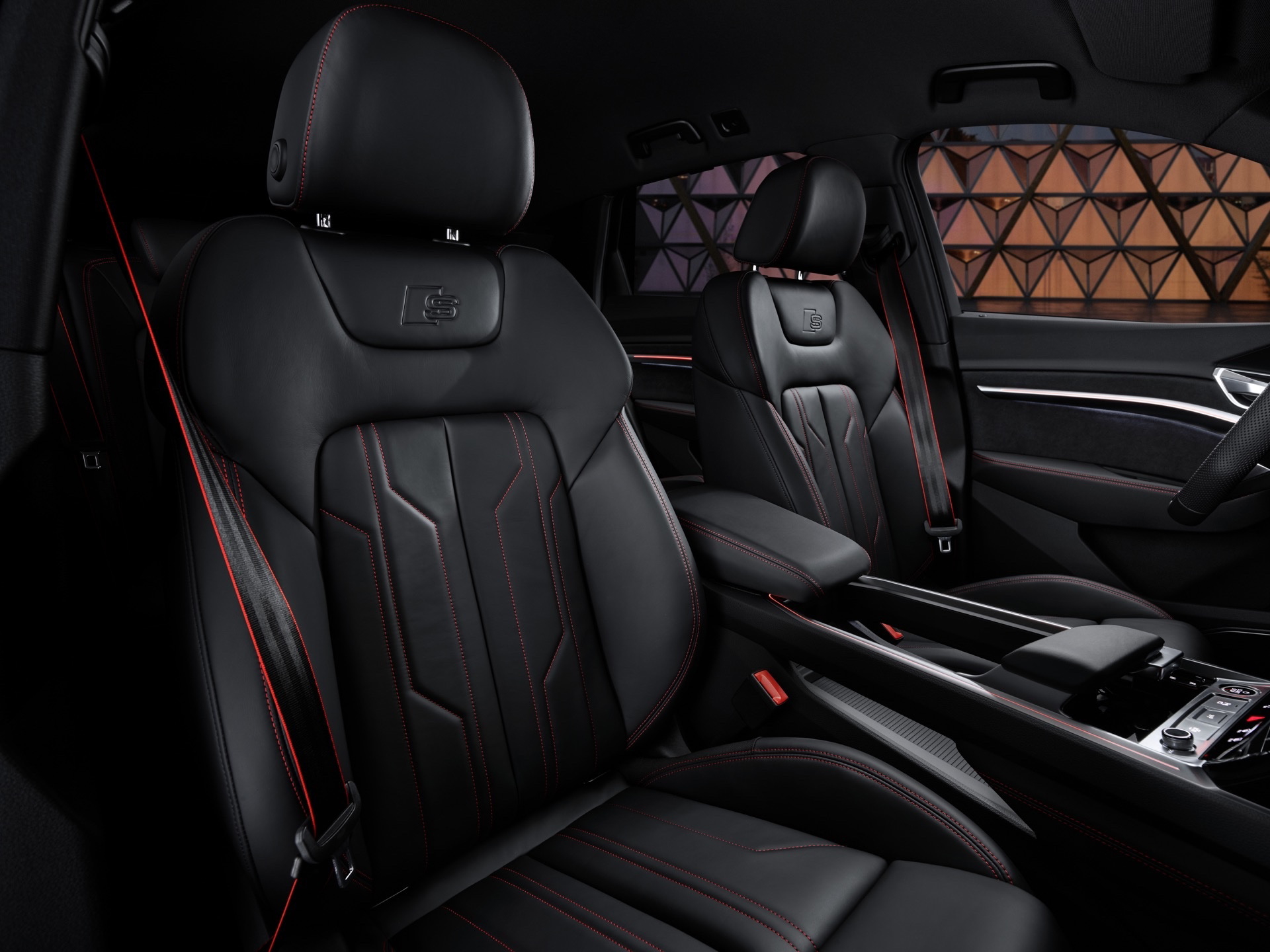 Vista detallada de los asientos de cuero con costuras premium del Audi Q8 e-tron.