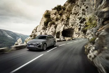 Vista dinámica del Audi Q8 e-tron circulando por carretera de montaña