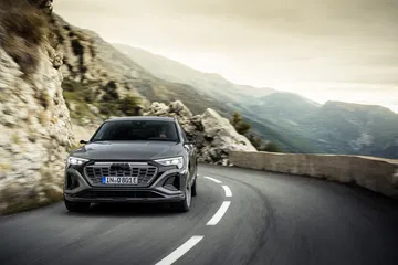 El Audi Q8 e-tron en su hábitat natural, mostrando su frontal imponente.