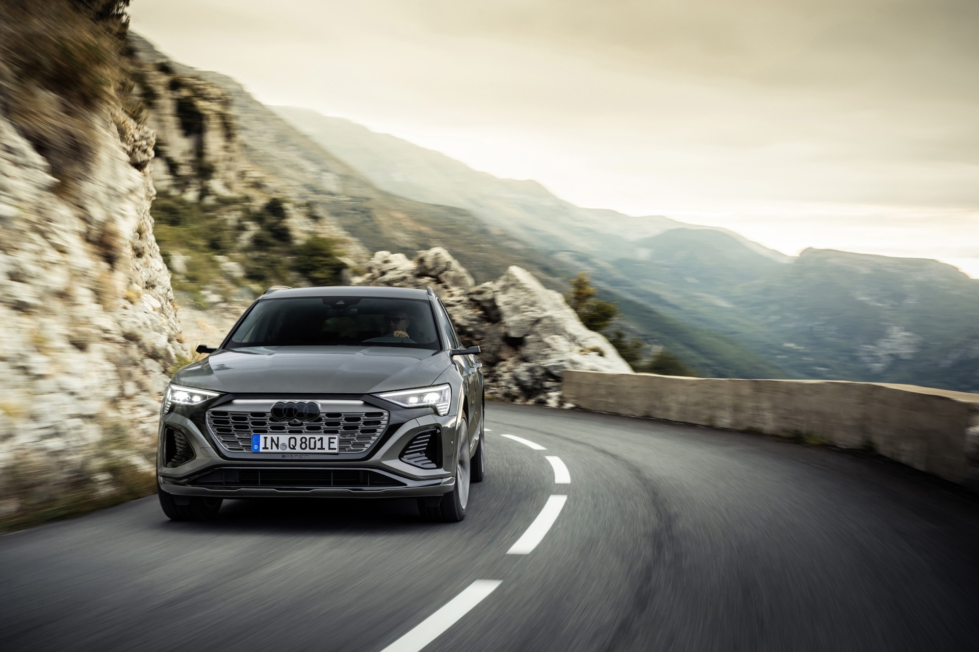 El Audi Q8 e-tron en su hábitat natural, mostrando su frontal imponente.