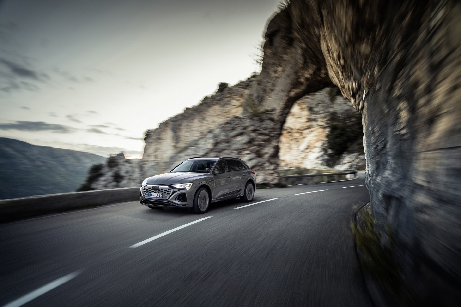 Vista dinámica del Audi Q8 e-tron en carretera de montaña.