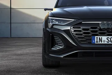 Vista cercana del diseño frontal del Audi Q8 e-tron, destacando su parrilla y ópticas.